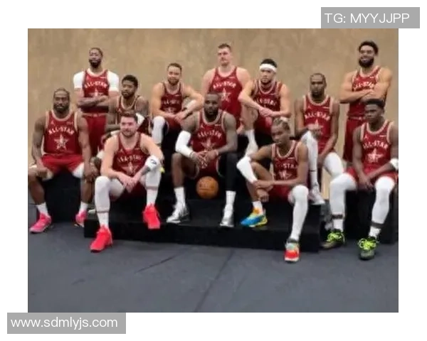 足球明星大佬齐聚一堂精彩合影展现足坛魅力与友谊的珍贵瞬间