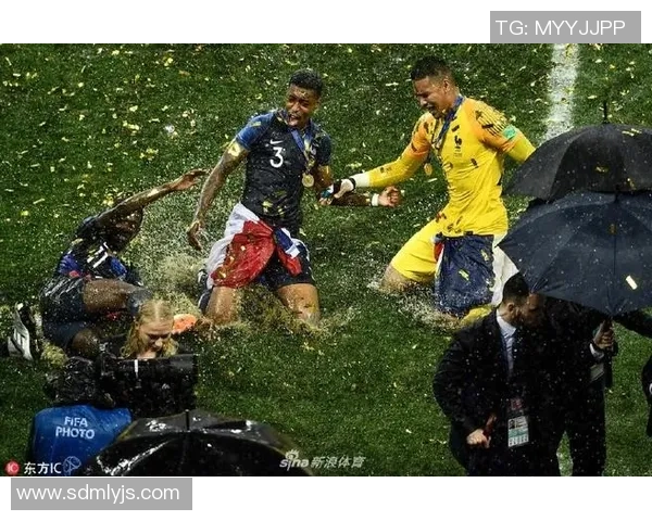 足球明星滑草皮新玩法保护膝盖运动安全新趋势